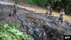 Dans la province du Sud-Kivu, des centaines d'entreprises minières, principalement chinoises, extraient de l'or sans déclarer leurs bénéfices et souvent sans permis valide.