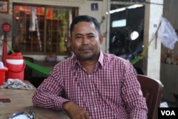 លោក លាម ពេជ្រ បេក្ខជនឈរឈ្មោះឲ្យគណបក្សភ្លើងទៀន ក្នុងឃុំអរិយក្សត្រ ស្រុកល្វាឯម ខេត្តកណ្តាល ថ្ងៃទី ៦ ខែមិថុនា ឆ្នាំ២០២២។ (ស៊ុនណារិន/វីអូអេ)