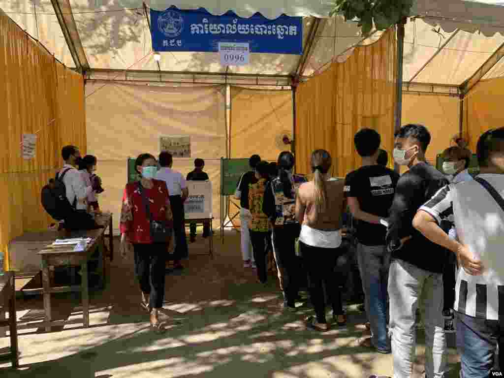 ពលរដ្ឋនៅសង្កាត់ចាក់អង្រែលេី ខណ្ឌមានជ័យ នាំគ្នាទៅបោះឆ្នោតជ្រេីសរេីសក្រុមប្រឹក្សាឃុំសង្កាត់អាណត្តិទី៥​ នៅថ្ងៃទី៥​ ខែមិថុនា​ ឆ្នាំ២០២២។ (កាន់​ វិច្ឆិកា/វីអូអេ) 