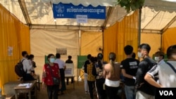 ពលរដ្ឋនៅសង្កាត់ចាក់អង្រែលេី ខណ្ឌមានជ័យ នាំគ្នាទៅបោះឆ្នោតជ្រេីសរេីសក្រុមប្រឹក្សាឃុំសង្កាត់អាណត្តិទី៥​ នៅថ្ងៃទី៥​ ខែមិថុនា​ ឆ្នាំ២០២២។ (កាន់​ វិច្ឆិកា/វីអូអេ)
