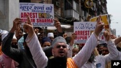 Aksi protes Muslim India menanggapi pernyataan yang dianggap menghina Islam dan Nabi Muhammad yang dieluarkan oleh pejabat tinggi partai nasionalis Hindu yang berkuasa di Mumbai, India, Senin, 6 Juni 2022. 