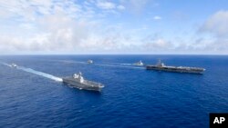 미한 항모강습단 연합훈련에 참가한 미군 핵추진항공모함 로널드레이건호(오른쪽)와 한국 해군 상륙강습함 마라도함이 나란히 항해하고 있는 사진을 4일 한국 해군이 공개했다. 