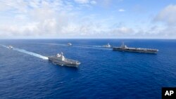 미한 항모강습단 연합훈련에 참가한 미군 핵추진항공모함 로널드레이건호(오른쪽)와 한국 해군 상륙강습함 마라도함이 나란히 항해하고 있는 사진을 4일 한국 해군이 공개했다. 