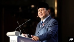 Menteri Pertahanan Indonesia Prabowo Subianto dalam sidang pleno dalam Dialog Shangri-la International Institute for Strategic Studies (IISS) ke-19, forum pertahanan dan keamanan tahunan Asia, di Singapura, Sabtu, 11 Juni 2022. (AP/Danial Hakim)