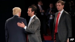 Donald Trump (kiri) dan kedua anaknya: Donald Trump, Jr. dan Eric Trump usai acara Debat Presiden pada 9 Oktober lalu (foto: dok).