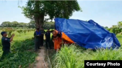 សកម្មភាពនគរបាលខេត្តកណ្តាល ត្រួតពិនិត្យតំបន់ព្រំដែនដែលយោធាវៀតណាមបានបោះតង់នៅលើតំបន់ដែលមិនទាន់មានភាពឯកភាពគ្នា កាលពីថ្ងៃទី២៦ ខែមេសា ឆ្នាំ២០២០។ (រូបថតដោយស្នងការដ្ឋាននគរបាលខេត្តកណ្តាល)