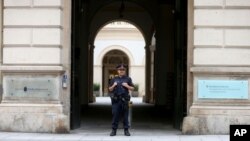 22일 미-러 핵무기 통제 협상이 열리는 오스트리아 빈의 한 건물 앞에서 경찰이 보초를 서고 있다. 