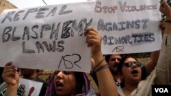 Warga Pakistan melakukan protes menuntut pencabutan UU yang mengatur hukuman atas penghinaan agama (dokumentasi).