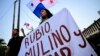 Демонстрант држи знак додека учествува на протест против посетата на американскиот државен секретар Марко Рубио во Панама Сити на 30 јануари 2025 година