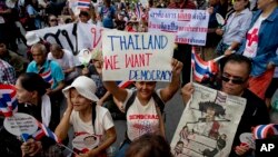 Para pendukung pro-demokrasi Thailand melakukan aksi protes di depan garis polisi menandai ulang tahun keempat pengambilalihan pemerintah oleh militer di Bangkok, Thailand, Selasa, 22 Mei 2018.