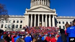 Hiljade nastavnika Zapadne Virdžinije okupilo se na protestu ispred zgrade državne skupštine u Čarlstonu, 26. februara 2018. 