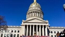 数以千计的西维吉尼亚州教师在查尔斯顿的州议会大厦外集会。（2018年2月26日）