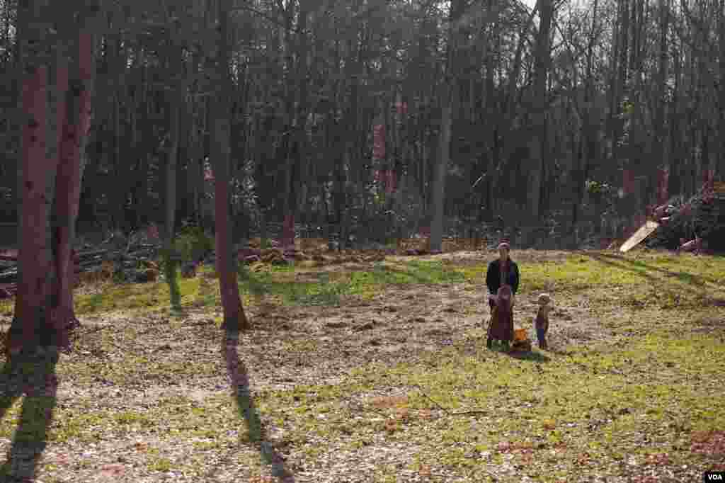 Rachel Summers sits with two of her children on a fall day. (Alison Klein/VOA)