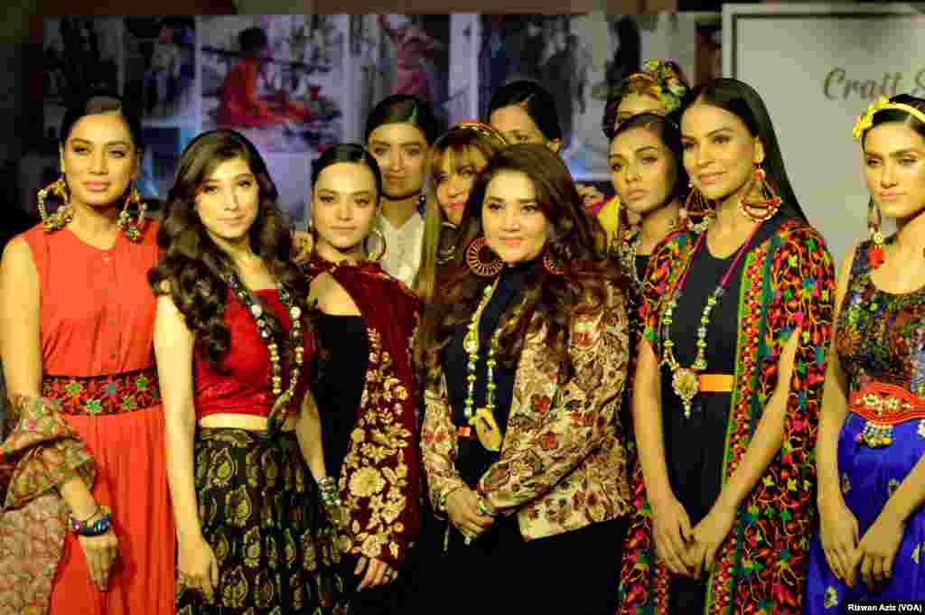 伊斯兰堡的时装秀展示阿富汗难民手工制作的首饰（联合国难民署，2018年9月8日）。