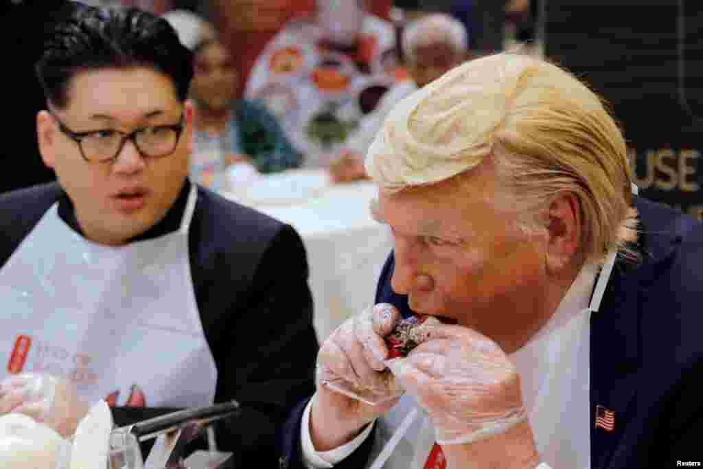 Howard, dan kasar Australia-dan asalin kasar China ya yi shigar&nbsp; shugaban&nbsp; Koriya Ta Arewa Kim Jong-un, da Dennis Alan, wanda ya yi shigar shugaban Amurka&nbsp; Donald Trump, sun gana a wurin shakatawa na&nbsp; Merlion Park a Singapore, June 8, 2018.