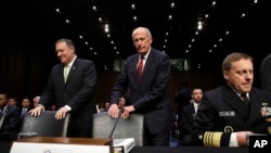 Mike Pompeo, directeur de la CIA, Dan Coats, directeur du Renseignement américain et Michael Rogers, directeur de la NSA, Capitol Hill, Washington, le 11 mai 2017.