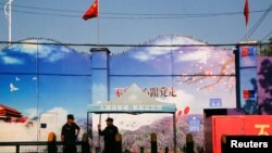Sejumlah petugas menjaga pintu gerbang pusat pelatihan kejuruan di Huocheng Countu, di Wilayah Otonomi Xinjiang Uighur, 3 September 2018.