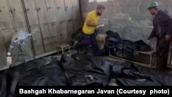 اجساد کارگران جان باخته در انفجار معدن زغال سنگ در طبس در رختکن کارگران