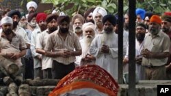 Relatives offer prayers in front of the body of Inder Singh, who was killed during a High Court bombing, in New Delhi, India, September 8, 2011.