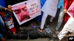 Une manifestation contre l'Etat Islamique en Inde en marge des attaques de vendredi 13 novembre 2015 à Paris 