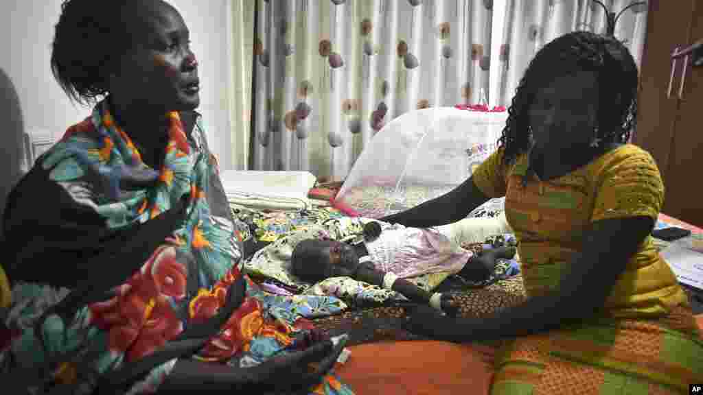 Nyalou Thong, bébé de 13 mois, est parmi les deux rescapés du crash d&rsquo;un Antonov survenu à Juba, Soudan du Sud, 5 novembre 2015. (AP Photo/Jason Patinkin)&nbsp;