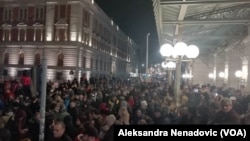 Novi protest "1 od 5 miliona" odražan večeras u Beogradu, a juče i širom Srbije (Foto: Glas Amerike)