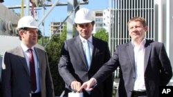 ენერგეტიკის მინისტრი კალაძე „ინტერ რაოს“ (ვოლკოვი, მარჯვნივ) და „თელასის“ (კობცევი) რუსი დირექტორების გარემოცვაში 