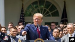 도널드 트럼프 미국 대통령이 지난해 6월 육군사관학교 미식축구팀 선수들을 백악관으로 초청했다.