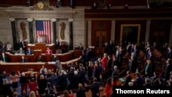 117대 미국 연방의회가 회기를 시작한 지난 5일 하원의원들이 취임 선서를 하고 있다.