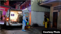 បុគ្គលិកសុខាភិបាលកំពុងចុះធ្វើតេស្តរកជំងឺកូវីដ១៩ លើកម្មការិនីដែលធ្វើការនៅរោងចក្រ ឌីនហាន់ នៅភូមិទ្រា សង្កាត់ស្ទឹងមានជ័យទី១ ខណ្ឌមានជ័យ រាជធានីភ្នំពេញ កាលពីថ្ងៃទី ៧ ខែមេសា ឆ្នាំ ២០២១។ (រូបថតដោយសាលាសង្កាត់ស្ទឹងមានជ័យ)