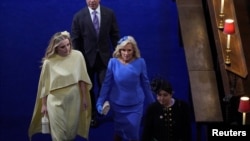 خانم بایدن به همراه نوه ۲۴ ساله‌اش در مراسم تاجگذاری پادشاه بریتانیا شرکت کرد. 