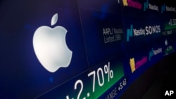 Logo 'Apple' pada layar monitor perdagangan saham di Nasdaq, Kamis, 2 Agustus 2018 (foto: ilustrasi). 