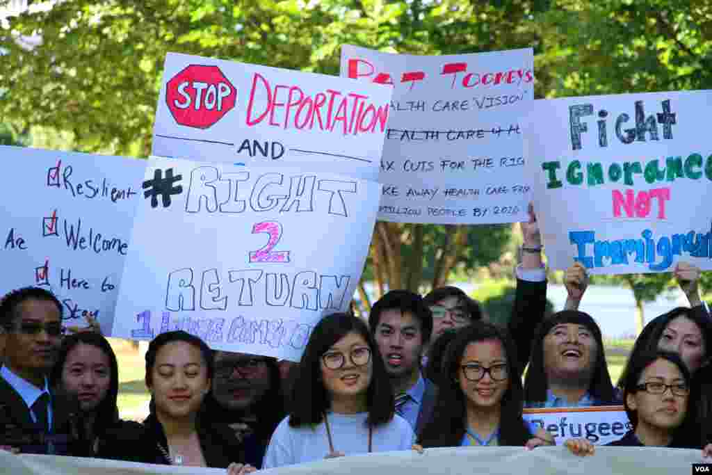 សហគមន៍​អាស៊ីអាគេ្នយ៍​មក​ពី​រដ្ឋនានា​នៅ​សហរដ្ឋ​អាមេរិក បាន​ជួបជុំ​គ្នា​ជា​សាធារណៈ​មួយ​នៅ​មុខ​សេតវិមាន ក្នុង​សាមគ្គីភាព​ដោយ​ដោយ​ស្រែក​ជា​ពាក្យ​ស្លោក​ថា &laquo;&zwj;​នៅទីនេះ​យើង​ស្វាគមន៍​ជន​ភៀស​ខ្លួន&raquo; ក្នុង​ន័យ​ប្រឆាំង​នឹង​ទស្សនៈ​ប្រឆាំង​ជន​អន្តោប្រវេសន៍ និង​ជនភៀស​ខ្លួន&zwj;។ (ទែន សុខស្រីនិត/VOA)