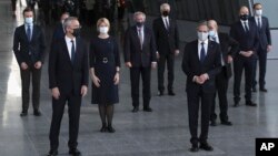 NATO a'zolari vakillari masofa saqlagan holda suratga tushdi, Bryussel, 24-mart, 2021