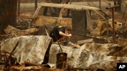 សមាជិក​នៃ​ការិយាល័យ Sacramento County Coroner កំពុង​ស្វែងរក​សាកសព​ ក្នុង​ក្រុង Paradise កាលពី​ថ្ងៃទី១២ ខែវិច្ឆិកា ឆ្នាំ២០១៨។