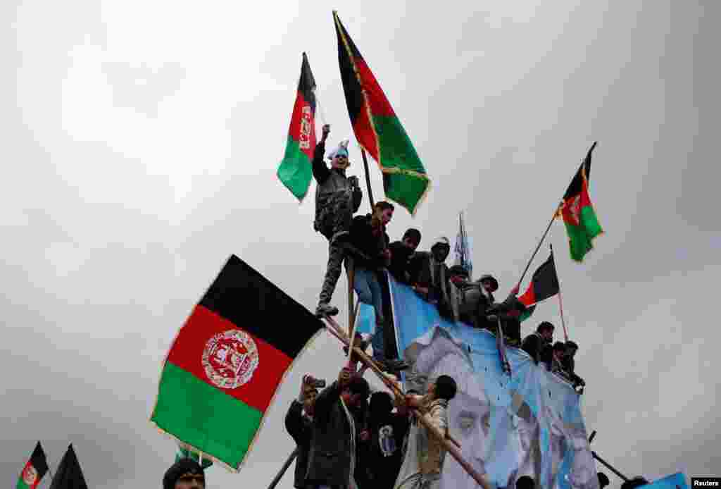 Supporters of Afghan presidential candidate Abdullah Abdullah attend the final day of election campaigning outside Kabul, April 2, 2014. 