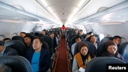 រូបឯកសារ៖ អ្នក​ដំណើរ​កំពុង​ជិះ​យន្ត​ហោះ​ VietJet Air ពី​ទីក្រុង​ហាណូយ​ទៅ​ ទីក្រុង​ហូជីមិញ ប្រទេស​វៀតណាម។