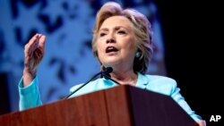 Kandidat presiden AS dari Partai Demokrat Hillary Clinton berbicara pada acara asosiasi jurnalis kulit hitam dan hispanik di Washington (5/8). (AP/Andrew Harnik)