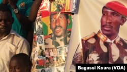 Des posters à l’effigie de Thomas Sankara sont vendus comme de petits pains sur la place des martyrs dans le quartier Tampouy dans le nord-ouest de Ouagadougou où plusieurs milliers de personnes se sont réunies pour commémorer le 28ème anniversaire de l’assassinat de Thomas Sankara.
