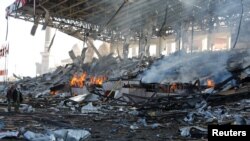 Pejuang Houthi berjalan di lokasi penyerangan udara di Sanaa, Yaman, 5 November 2017. 