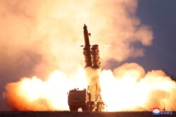 지난해 11월 북한이 차륜형 이동식 발사대(TEL)를 이용해 발사체를 발사하는 모습을 조선중앙통신이 보도했다.