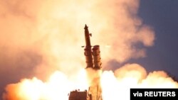 지난해 11월 북한이 차륜형 이동실 발시대(TEL)를 이용해 발사체를 발사하는 모습을 조선중앙통신이 보도했다. 