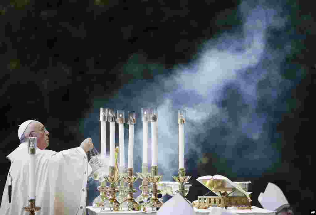 Pope Francis conducts Mass outside the Basilica of the National Shrine of the Immaculate Conception, Sept. 23, 2015, in Washington.