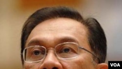 Pemimpin oposisi Malaysia, Anwar Ibrahim harus menghadapi tuduhan sodomi.