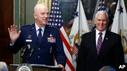 Jenderal John "Jay" Raymond berbicara usai dilantik sebagai Kepala Operasi Pasukan Antariksa oleh Wapres AS Mike Pence (kanan), Selasa (14/1). 