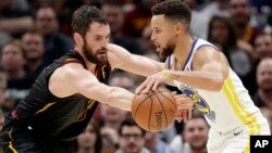 Stephen Curry des Golden State Warriors, à droite, contre Kevin Love des Cleveland Cavaliers, Cleveland, le 15 janvier 2018. 
