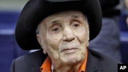 FILE - Jake LaMotta watches batting practice before a baseball game between the Tampa Bay Rays and the New York Yankees, in St. Petersburg, Florida, Sept. 15, 2015.