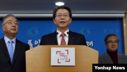 지난달 29일 류길재 한국 통일부 장관이 정부서울청사 브리핑룸에서 1월 중 남북간 상호 관심사에 대한 당국자 대화를 가질 것을 북측에 공식 제의하고 있다.