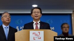 류길재 한국 통일부 장관이 지난 29일 정부서울청사 브리핑룸에서 내년 1월중 남북간 상호 관심사에 대한 당국자 대화를 가질 것을 북측에 공식 제의하고 있다.