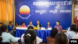 រូបឯកសារ៖ ក្រុម​ស្រ្តី​​ដែលជា​ក្រុម​ប្រឹក្សា​ឃុំ​នៃ​គណបក្ស​សង្រ្គោះជាតិ​មកពី​ខេត្ត​នានា​​ចូលរួមរួម​សិក្ខាសាលា​ចលនា​ស្រ្តី​នៅ​ទី​ស្នាក់ការ​បក្ស​សង្រ្គោះជាតិ​ នៅ​រាជធានី​ភ្នំពេញ នៅថ្ងៃ​ពុធ ទី​១០ ខែ​សីហា ឆ្នាំ​២០១៦។ (ឡេង ឡែន/VOA)